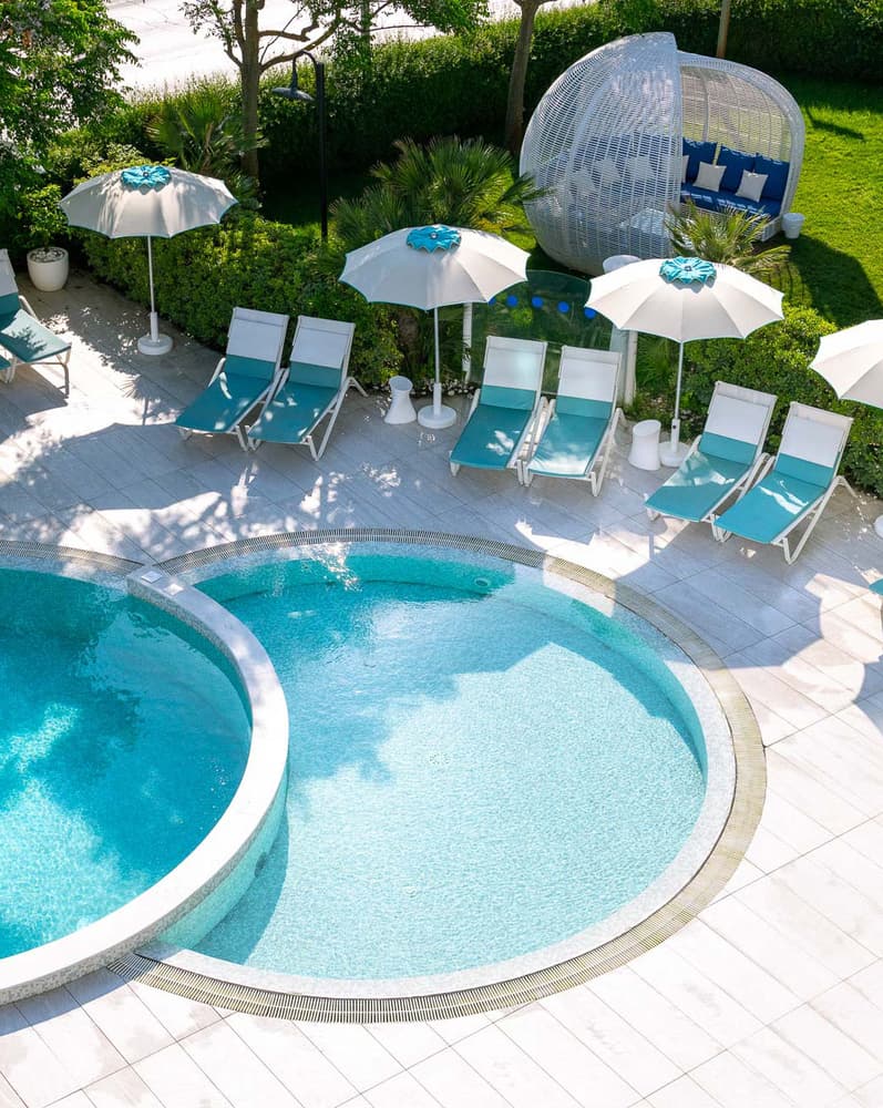 In questa foto una veduta aerea della piscina del Blue Suite Hotel, location per matrimoni
