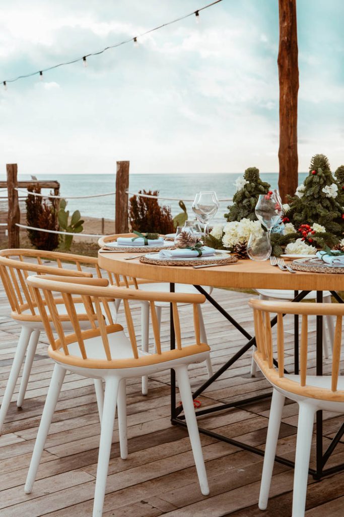 In questa foto un tavolo vista mare della location per matrimoni Mamamare