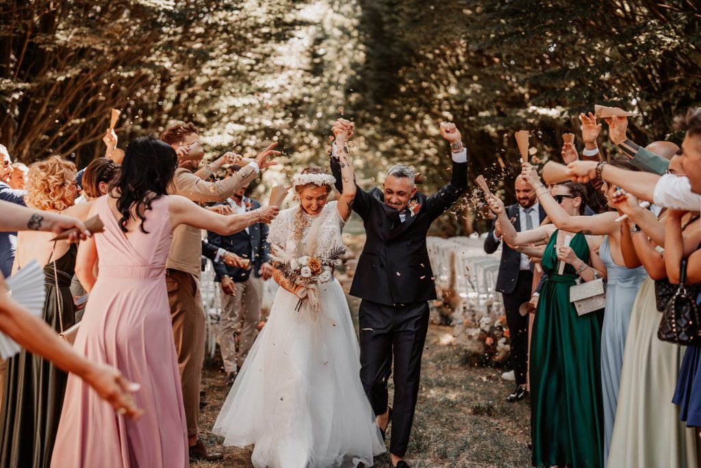 In questa foto due sposi che percorrono la navata naturale di Villa Ormaneto, location per matrimoni in cui è possibile celebrare anche il rito civile