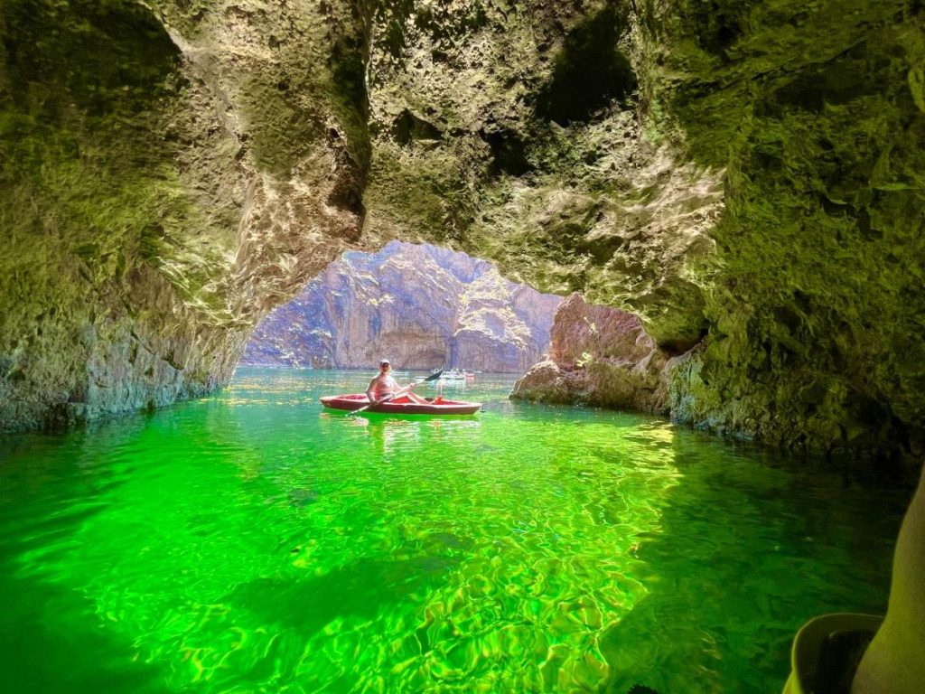 In questa foto un ragazzo a bordo di una canoa all'interno della Emerald Cave, a Las Vegas