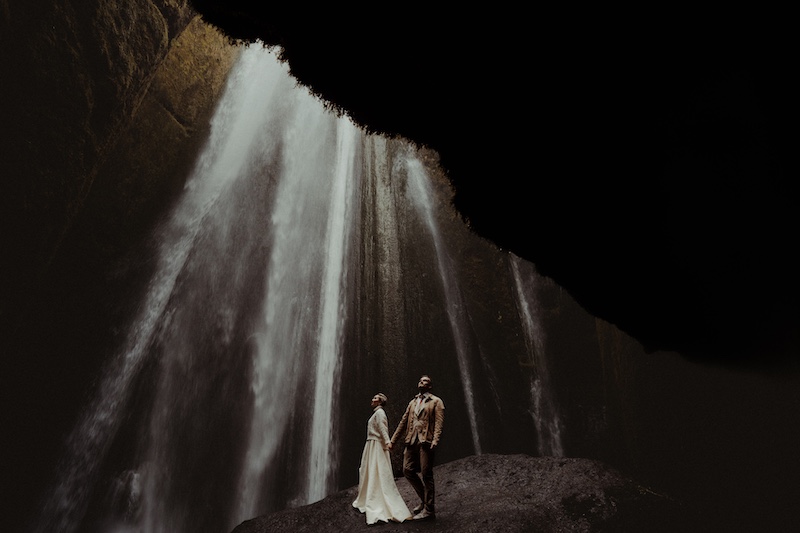 In questa foto di Federico Gritti due sposi sotto ad una grande cascata durante il loro Elopement Wedding