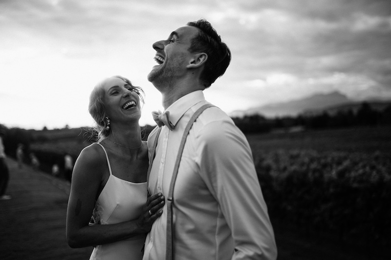 In questa foto in bianco e nero di Federico Gritti due sposi che ridono