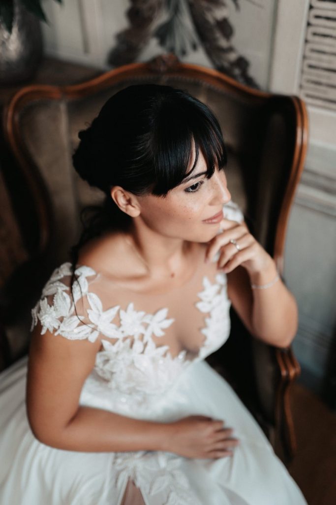 In questa foto di Federico Gritti, una sposa in posa seduta su una poltrona inquadrata dall'alto
