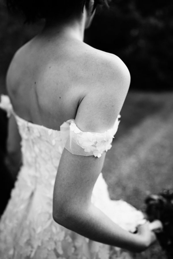 In questa foto in bianco e nero di Federico Gritti il dettaglio di una sposa che cammina inquadrata di spalle