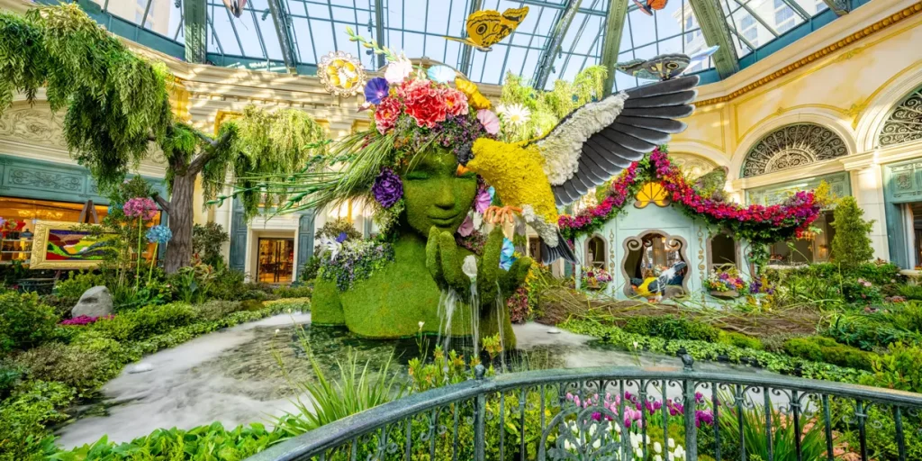 In questa foto un giardino interno di un hotel di Las Vegas, destinazione amore dove sposarsi o andare in viaggio di nozze