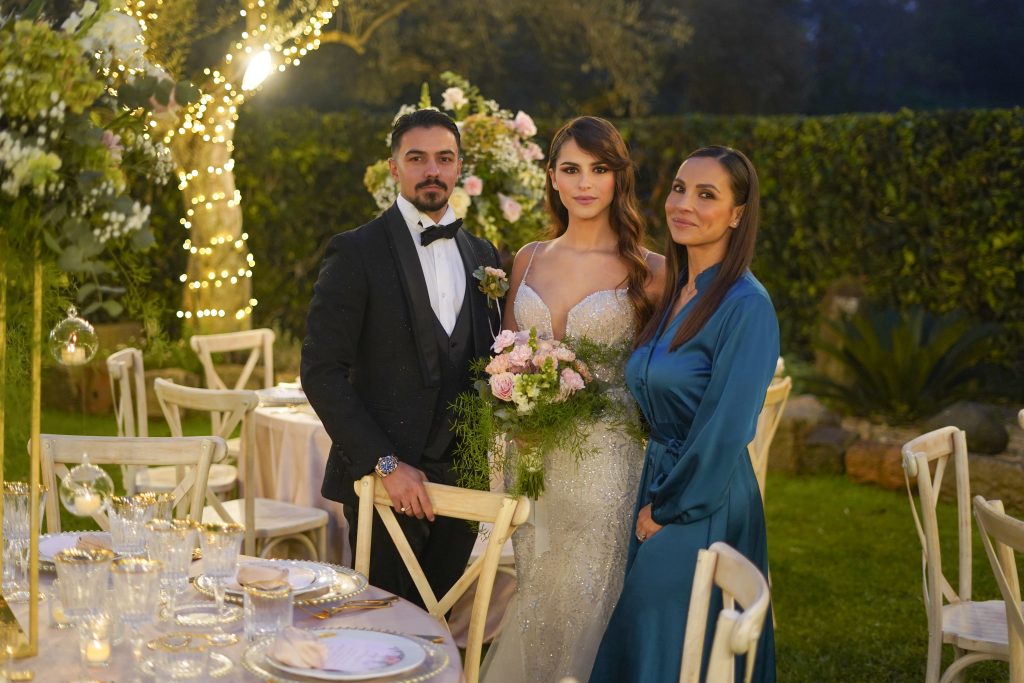 La wedding planner Manuela Marrale con una coppia di sposi
