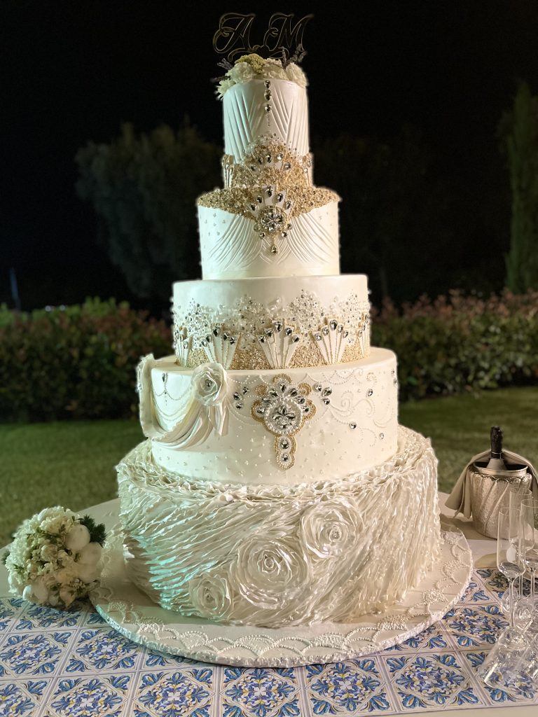 In questa foto una torta nuziale a più piani