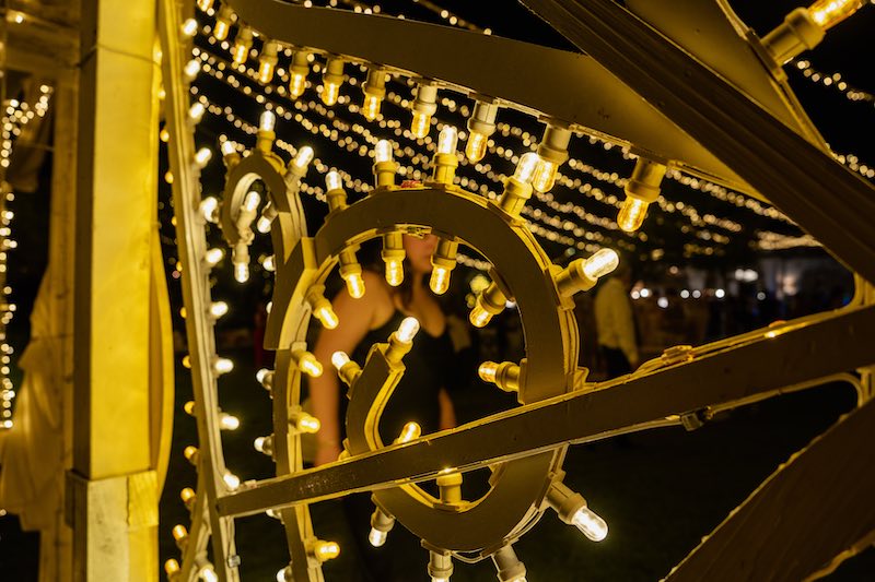 In questa foto, il dettaglio di una luminaria firmata da Paulicelli per un matrimonio 