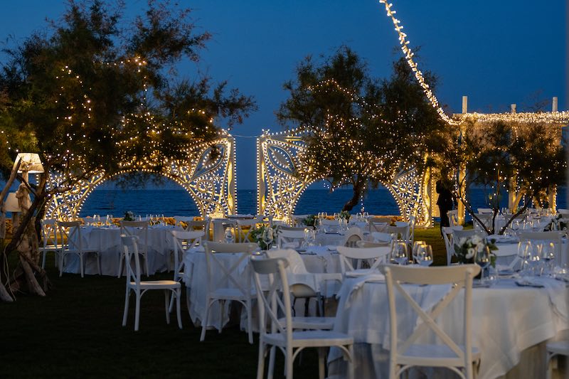 In questa foto, schienali di luci realizzati da Paulicelli per un matrimonio all'aperto