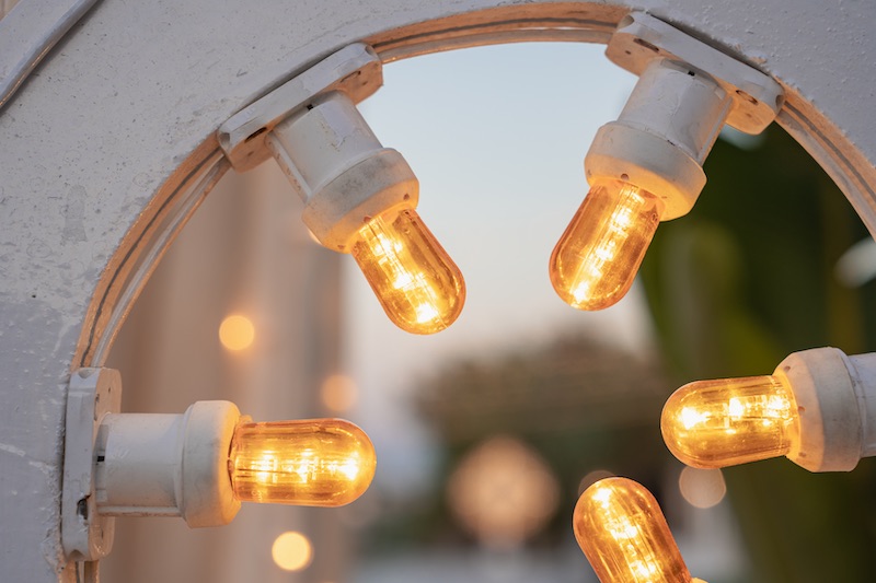 In questa foto, il dettaglio di una luminaria firmata da Paulicelli per un matrimonio 