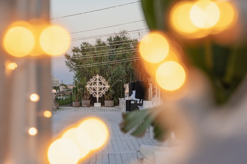 In questa foto, un rosone di luci realizzato da Paulicelli per un matrimonio all'aperto