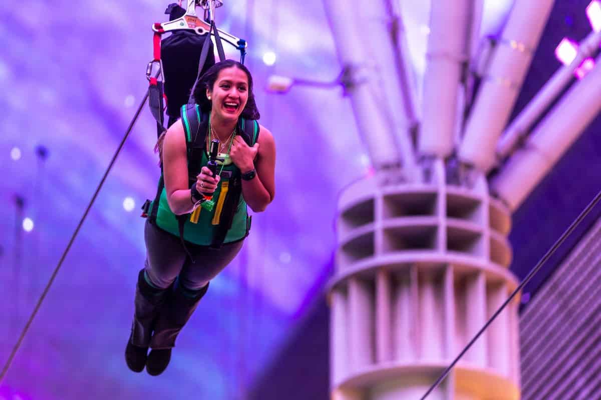 In questa foto una ragazza mentre fa la zipline di Fremont Street, a Las Vegas