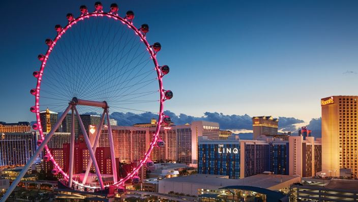 In questa foto una veduta, all'imbrunire, dell'High Roller di Las Vegas