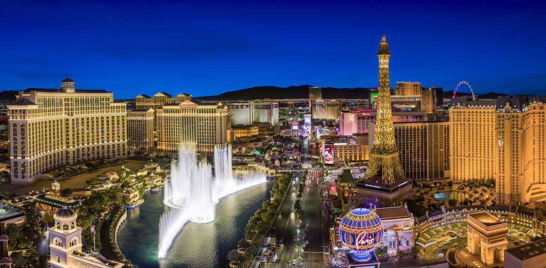 In questa foto una veduta aerea notturna di Las Vegas