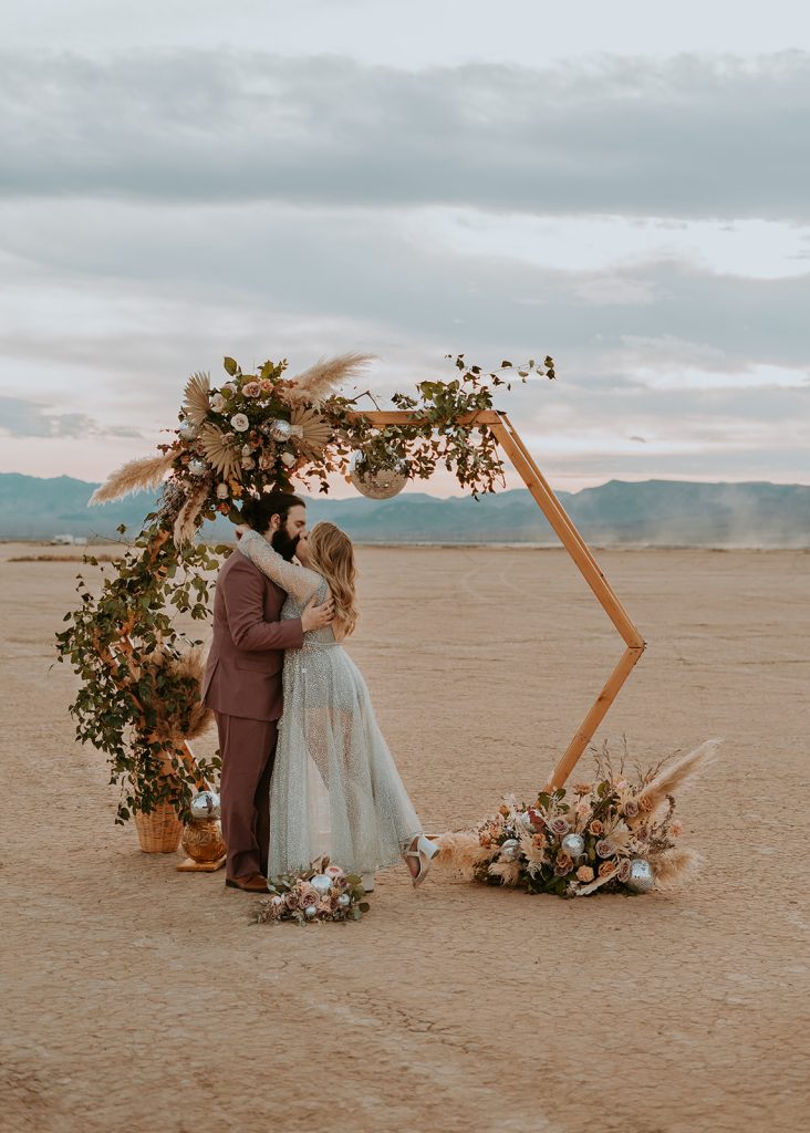 In questa foto una coppia di sposi nel deserto del Nevada, dove si è sposata
