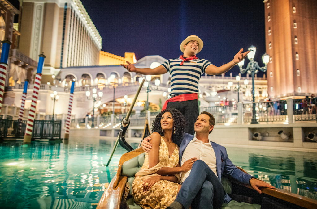 In questa foto una coppia fa un giro in gondola tra i canali dell'hotel The Venetian