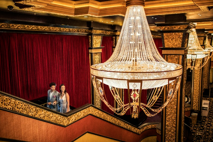 In questa foto una coppia in abiti eleganti dentro uno dei saloni più opulenti di un hotel di Las Vegas, negli Stati Uniti