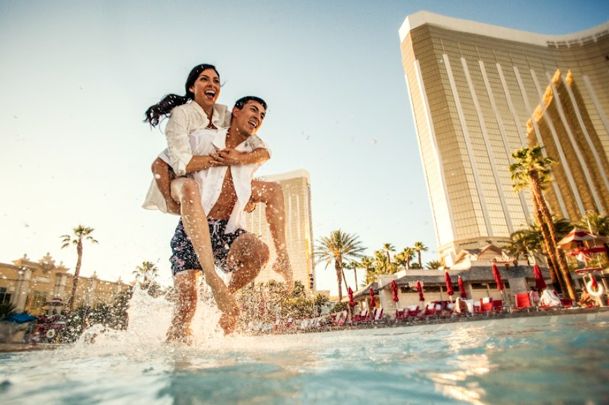In questa foto una coppia gioca nell'acqua della piscina del Mandalay Bay, a Las Vegas
