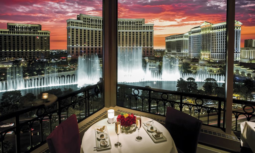 In questa foto un tavolo del ristorante sulla Torre Eiffel con vista romantica sulle Fontane del Bellagio 