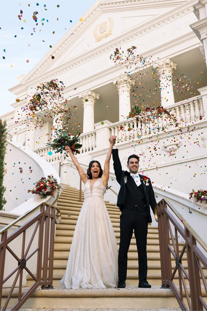 In questa foto una coppia di sposi in abiti da matrimonio sulle scale esterne del casino in cui hanno celebrato legalmente il proprio matrimonio