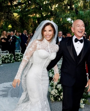 L’abito di lei ispirato a Sofia Loren e il sì nell’Isola di San Giorgio, le foto e i dettagli del matrimonio di Jeff Bezos e Lauren Sanchez