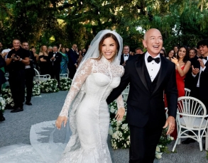 L’abito di lei ispirato a Sofia Loren e il sì nell’Isola di San Giorgio, le foto e i dettagli del matrimonio di Jeff Bezos e Lauren Sanchez