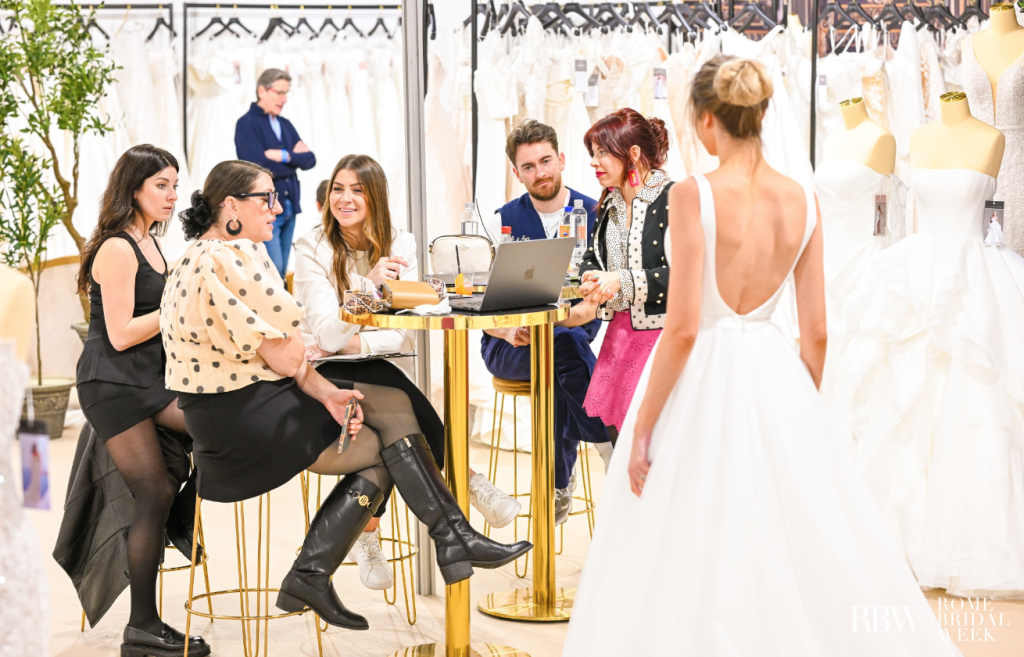 In questa foto i buyers mentre visionano la nuova collezione di uno dei brand espositori alla Rome Bridal Week 
