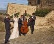 Gli abiti da sposa, il rito e i fiori Total White: a Panarea le nozze di Cecilia Capriotti