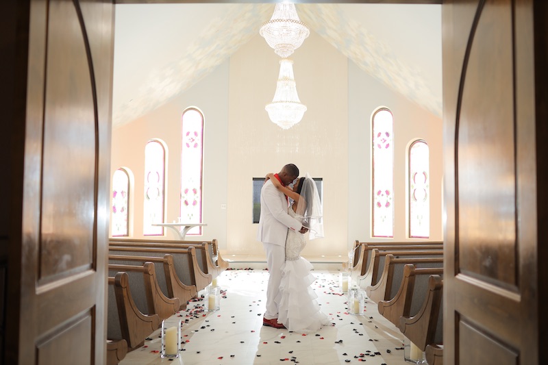 In questa foto, due sposi si abbracciano innamorati in una chiesa dallo stile classico a Las Vegas