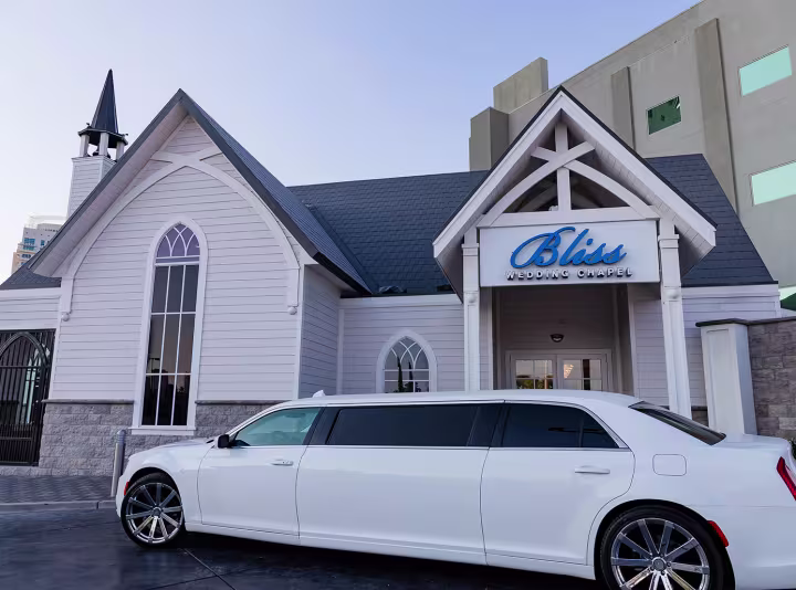 In questa foto, una limousine di colore bianco davanti all'ingresso della Bliss Wedding Chapel