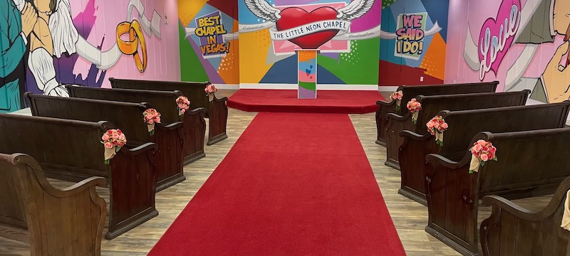 In questa foto, l'interno della Fremont Wedding Chapel con interni in legno e pareti affrescate con graffiti