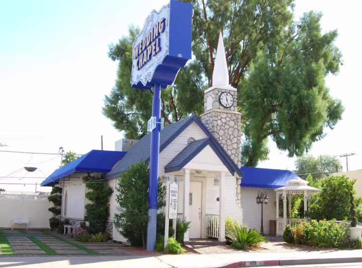 In questa foto, la Graceland Wedding Chapel con insegna e tetti di color blu