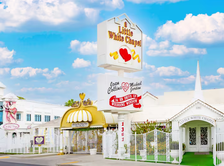 In questa foto, l'ingresso della Little White Chapel a Las Vegas