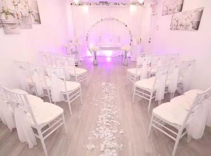 In questa foto, la sala interna della One Love Wedding Chapel di Las Vegas. La sala è allestota con sedie e fiori di colore bianco