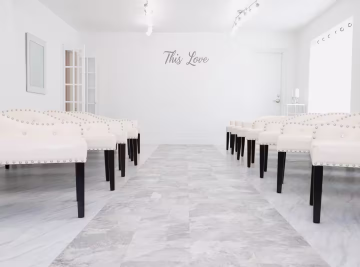 In questa foto, l'interno della Paradise Wedding Chapel con arredi di colore e bianco e nero