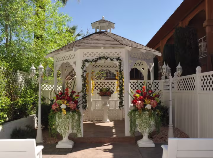 In questa foto, il gazebo di colore bianco all'ingresso dello Shaliman Wedding Chapel di Las Vegas