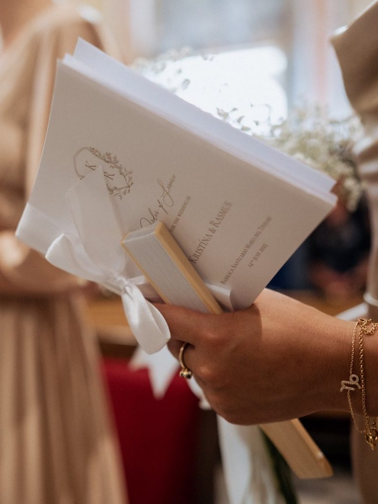 In questa foto un libretto messa