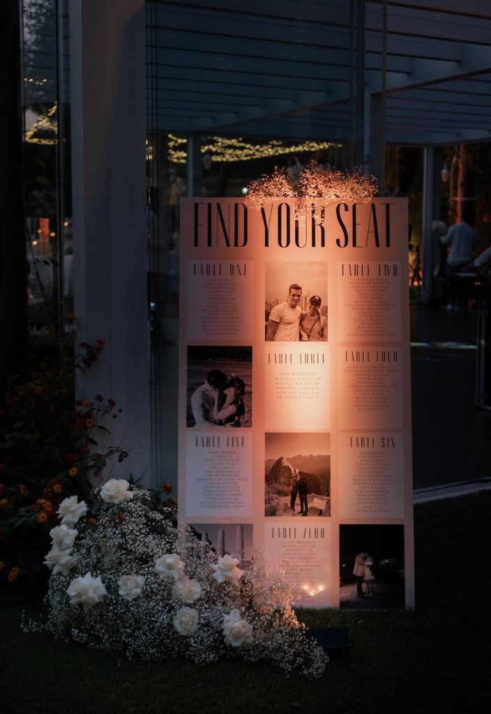In questa foto, un tableau de mariage personalizzato con le foto di infanzia  degli sposi