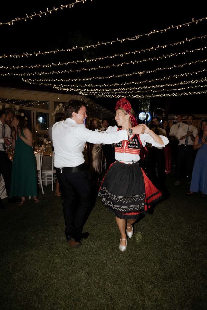In questa foto, la sposa balla il ballo tradizionale della Redovy Dance