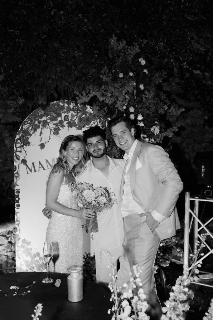 In questa foto, due sposi con il Wedding Planner e Designer Carmelo Barresi di Fiorilandia Event Design