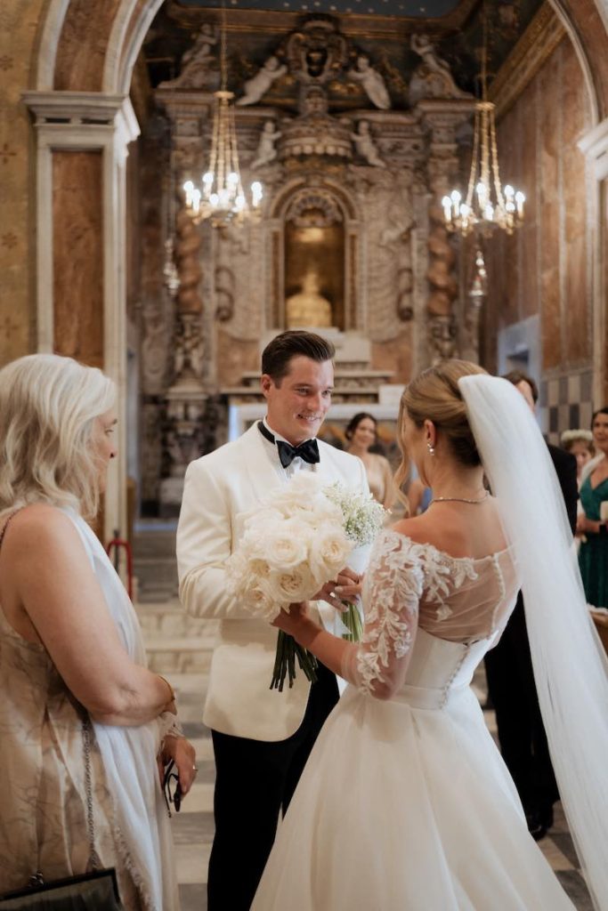 In questa foto, due sposi felici all'altare 