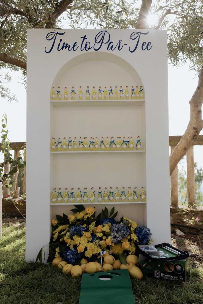 In questa foto, il corner del limoncello al Welcome Party a tema siciliano firmato Fiorilandia Event Design