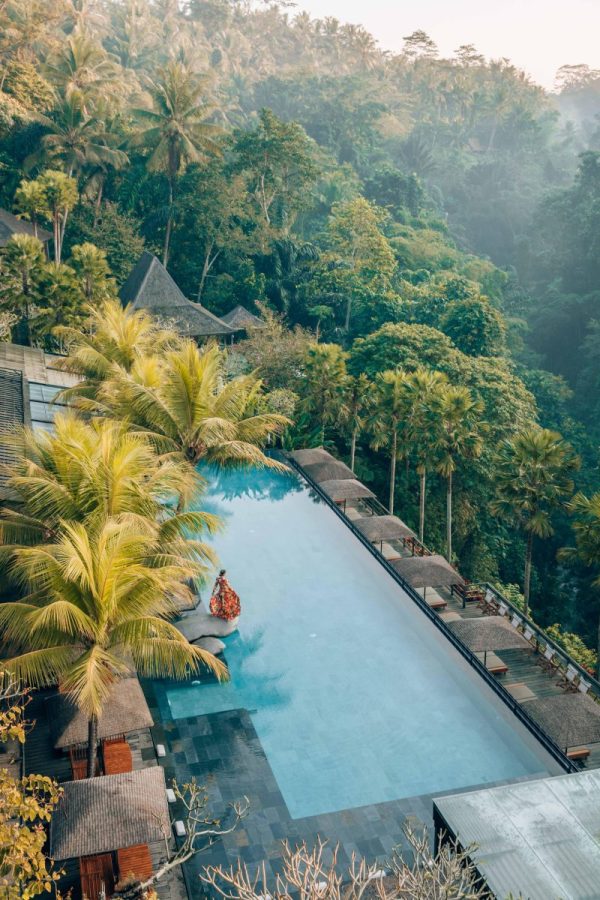 In questa foto la piscina a sfioro di un hotel di Bali, in Indonesia