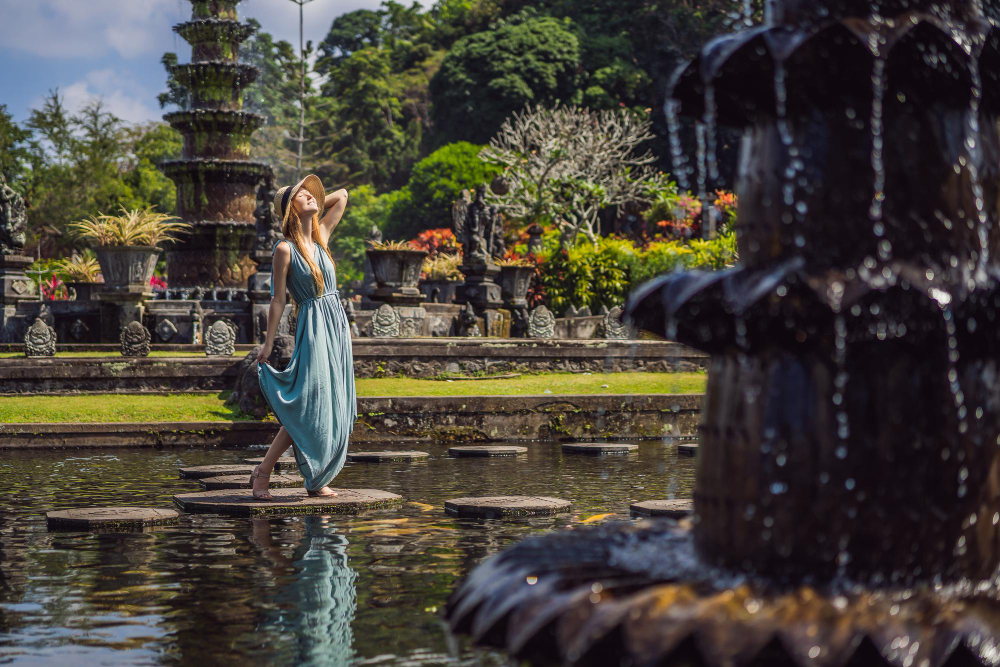 In questa foto una ragazza in giro tra gli spazi di uno dei santuari di Bali, in Indonesia