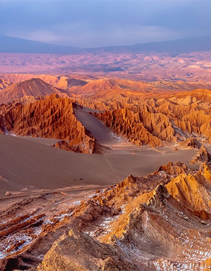 In questa foto la vista delle rocce del Deserto di Atacama, in Cile, tra le destinazioni dove andare in viaggio di nozze