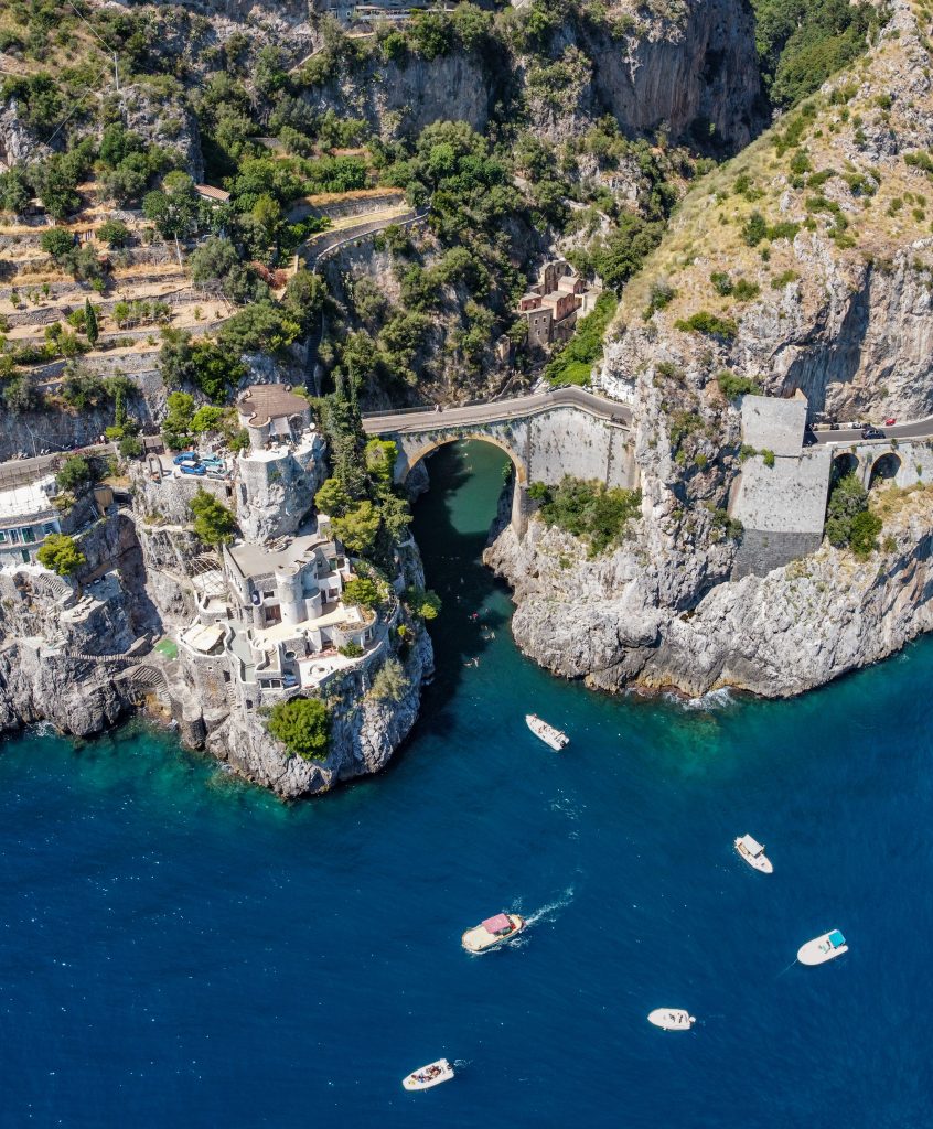 In questa foto una veduta aerea della Costiera Amalfitana, in Italia