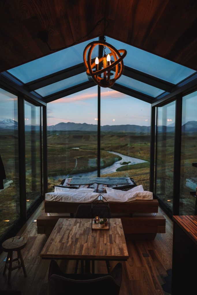 In questa foto la camera di un hotel in Islanda con le pareti e il soffitto tutti di vetro, un luogo splendido in cui trascorrere la luna di miele