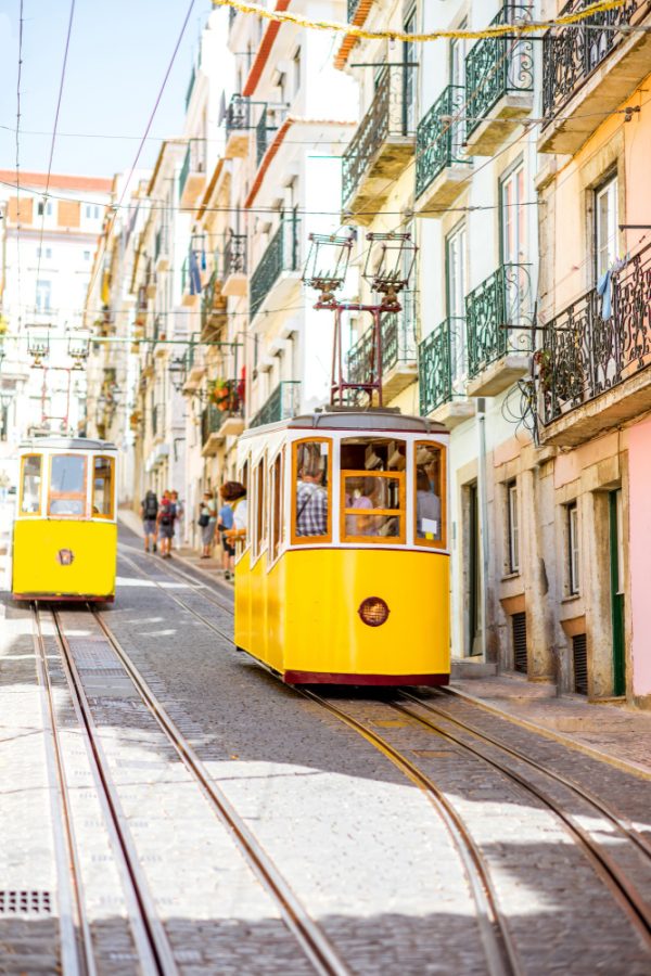 In questa foto i tipici tram di Lisbona, città dove andare in viaggio di nozze