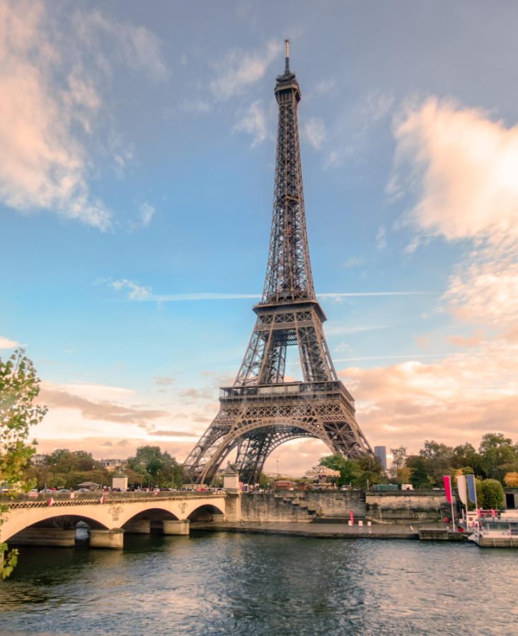 In questa foto la Torre Eiffel, a Parigi 