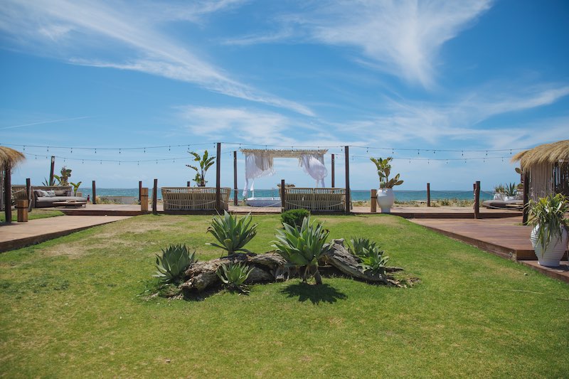 In questa foto, l'allestimento di uno di matrimoni in spiaggia al mamamare